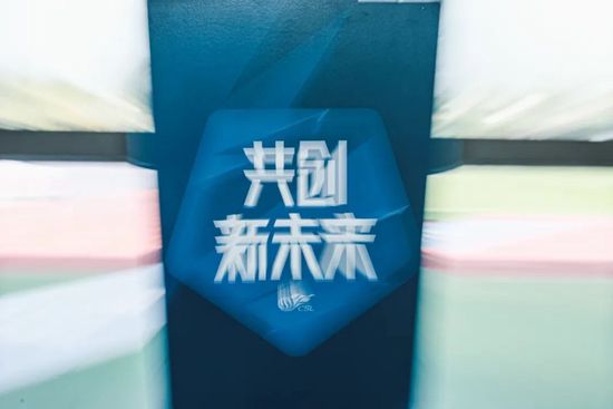 唱跳表演《快乐制造者》尽显东北人喜剧基因，梁龙则用改编版《我要开花》唱出摇滚人对喜剧电影的深情厚爱。